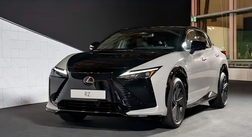 Lexus predstavuje oficiálne obrázky nového RZ s prepracovaným volantom a systémom riadeného vodiča