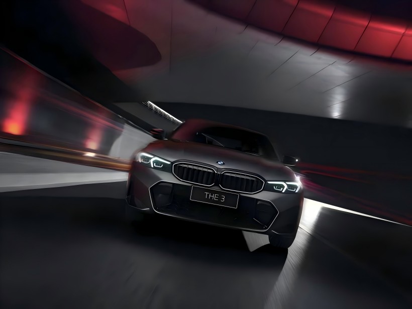 Boli vydané oficiálne obrázky 50. výročia edície BMW 3 Series 50. výročia. Obmedzené na 2 500 kusov a vybavené exkluzívnym náterom atď.