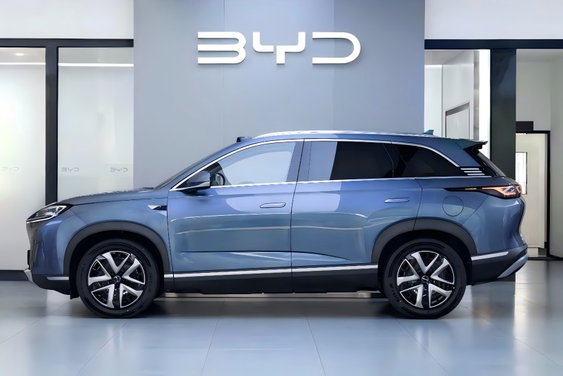 Inteligentná verzia BYD SEAL 07 DM-I Intelligent, s odhadovanou počiatočnou cenou 250 000 juanov a očakáva sa, že čoskoro zasiahne trh, dospela k obchodným zastúpeniam.