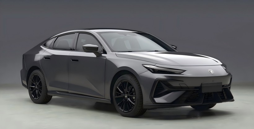 Obrázok aplikácie nového Chang'an Uni-V: Okamžite sa transformuje na kupé „Hot Hatch“. Zatemnený vzhľad je skutočne v pohode.