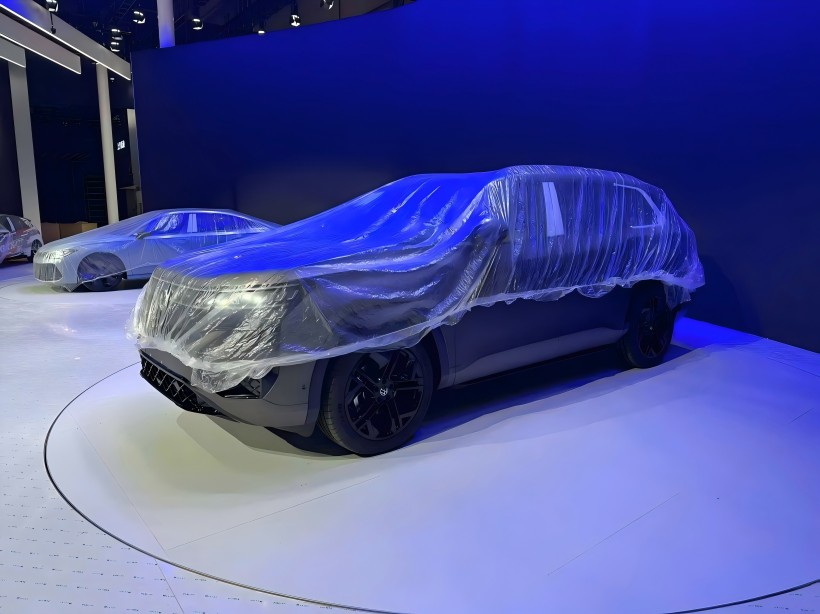 Prieskum miesta konania na autosalóne v Shanghai v roku 2025: podozrivé vyladené vozidlo Teramont Pro exponované, vybavené údenou športovou súpravou